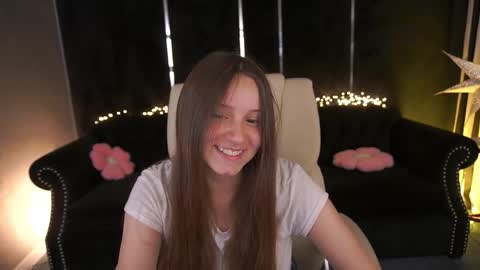 tinynataliee online show from May 22, 9:13 pm