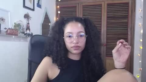 Snapshot of treasuresz chatting on January 28, 3:35 pm Emily online show from January 28, 3:35 pm
