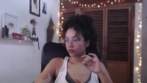 Snapshot of treasuresz chatting on February 6, 8:34 pm Emily online show from February 6, 8:34 pm
