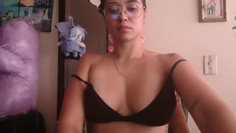 triana_bell online show from April 28, 5:39 pm