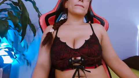 triana_crimson online show from October 6, 9:19 pm