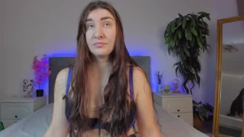 Mia online show from November 19, 7:41 am