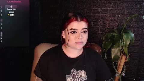 Snapshot of trixxiee_ chatting on December 14, 2:44 am trixxiee_ online show from December 14, 2:44 am