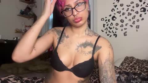 turntpixie online show from May 15, 10:40 am