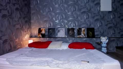 twin_kies online show from March 6, 10:05 pm