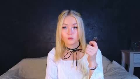 twinklefluff online show from March 8, 5:03 am