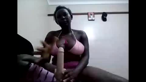 Snapshot of twinlishah chatting on December 6, 1:29 am Neilisha online show from December 6, 1:29 am