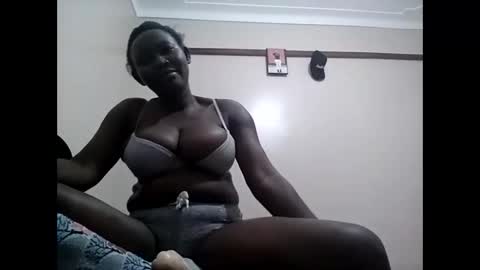 Snapshot of twinlishah chatting on December 5, 1:25 am Neilisha online show from December 5, 1:25 am