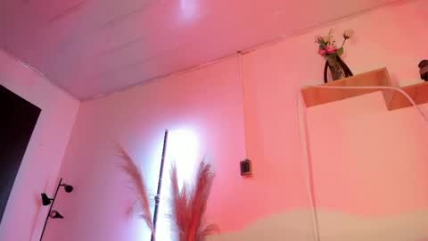 tylla__ online show from May 13, 4:40 am