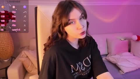 Una  online show from December 6, 9:32 am