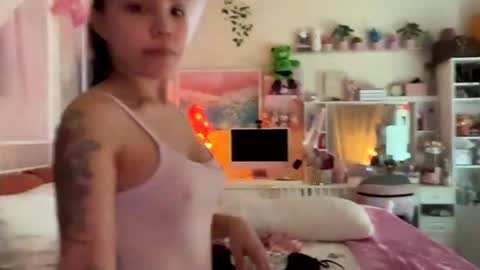 urlittlefilipina online show from December 21, 5:17 pm