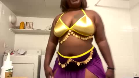 urmajestycelly online show from April 12, 7:00 am