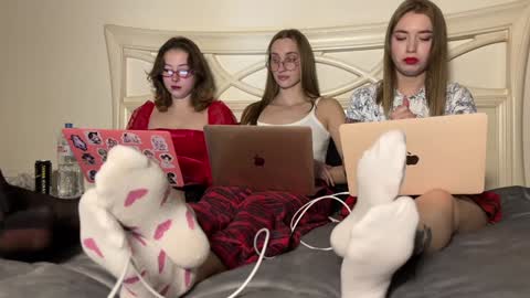 urmissalice online show from December 31, 2:25 pm