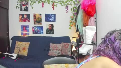 Vaiolet1314 online show from May 12, 10:01 am