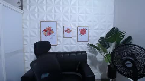 Snapshot of valentina_mature chatting on February 4, 10:45 pm Valentina online show from February 4, 10:45 pm
