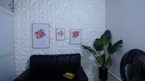 Snapshot of valentina_mature chatting on February 21, 10:37 pm Valentina online show from February 21, 10:37 pm