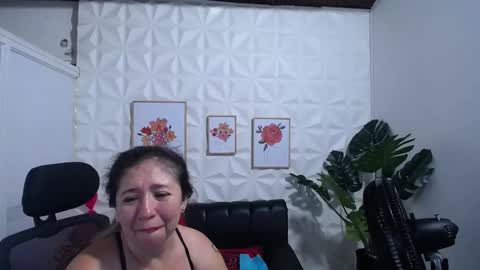 Snapshot of valentina_mature chatting on January 29, 9:39 pm Valentina online show from January 29, 9:39 pm