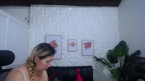 Snapshot of valentina_mature chatting on March 3, 4:43 pm Valentina online show from March 3, 4:43 pm
