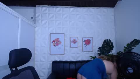 Snapshot of valentina_mature chatting on September 9, 9:25 pm Valentina online show from September 9, 9:25 pm