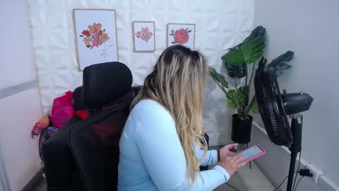 Snapshot of valentina_mature chatting on February 18, 9:20 pm Valentina online show from February 18, 9:20 pm