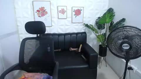 Snapshot of valentina_mature chatting on February 13, 9:28 pm Valentina online show from February 13, 9:28 pm