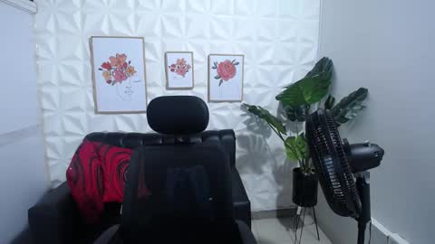 Snapshot of valentina_mature chatting on February 16, 4:42 am Valentina online show from February 16, 4:42 am