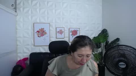 Snapshot of valentina_mature chatting on February 14, 10:14 pm Valentina online show from February 14, 10:14 pm