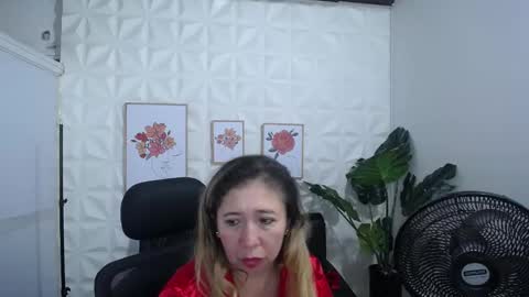 Snapshot of valentina_mature chatting on February 15, 8:22 am Valentina online show from February 15, 8:22 am