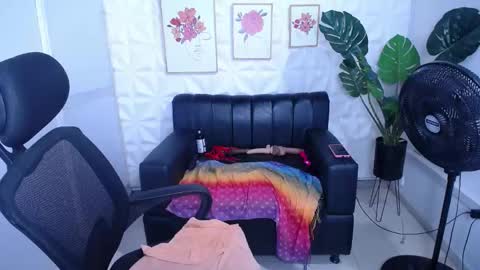Snapshot of valentina_mature chatting on September 30, 1:33 am Valentina online show from September 30, 1:33 am