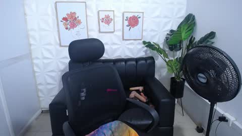 Snapshot of valentina_mature chatting on February 11, 8:37 am Valentina online show from February 11, 8:37 am