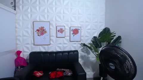 Snapshot of valentina_mature chatting on January 21, 10:41 pm Valentina online show from January 21, 10:41 pm