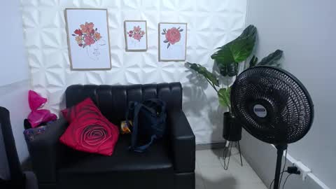Snapshot of valentina_mature chatting on February 17, 11:11 pm Valentina online show from February 17, 11:11 pm