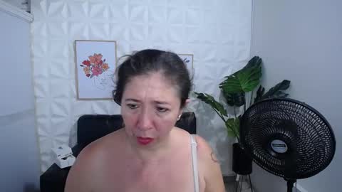 Snapshot of valentina_mature chatting on February 19, 11:25 pm Valentina online show from February 19, 11:25 pm