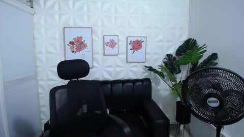 Snapshot of valentina_mature chatting on February 8, 8:42 am Valentina online show from February 8, 8:42 am