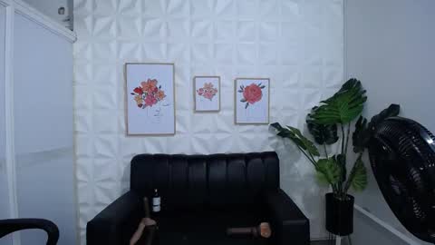 Snapshot of valentina_mature chatting on February 25, 7:09 am Valentina online show from February 25, 7:09 am