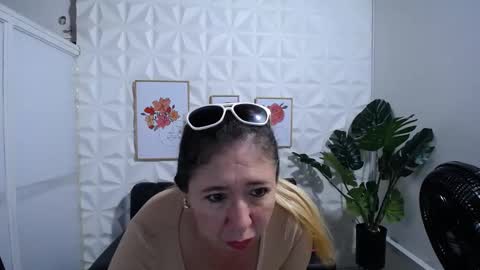 Snapshot of valentina_mature chatting on January 18, 10:39 pm Valentina online show from January 18, 10:39 pm