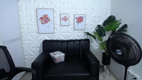 Snapshot of valentina_mature chatting on February 8, 9:04 pm Valentina online show from February 8, 9:04 pm