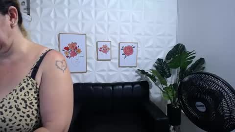 Snapshot of valentina_mature chatting on January 22, 11:53 pm Valentina online show from January 22, 11:53 pm