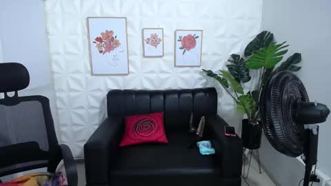 Snapshot of valentina_mature chatting on January 28, 12:47 am Valentina online show from January 28, 12:47 am