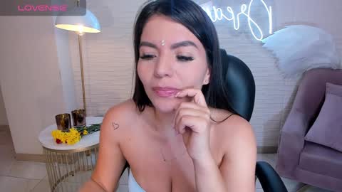 Snapshot of valeriaroldanx chatting on December 22, 3:11 am Valeria online show from December 22, 3:11 am