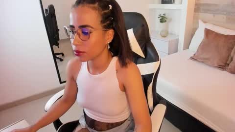 V A L  online show from November 3, 12:20 pm