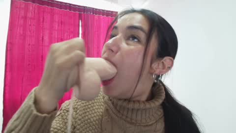 Snapshot of vallery_evanss chatting on January 4, 2:56 pm Taty independent account online show from January 4, 2:56 pm