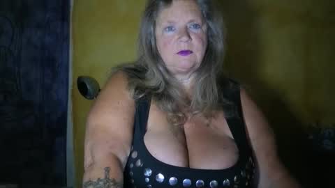 vampwoman online show from May 24, 5:50 am