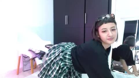 Snapshot of vandalovee chatting on February 15, 7:49 am Babi Alu online show from February 15, 7:49 am