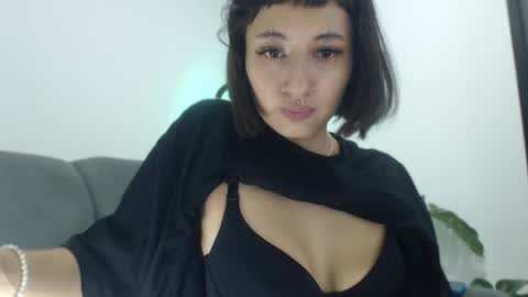 Snapshot of vandalovee chatting on February 22, 1:44 am Babi Alu online show from February 22, 1:44 am