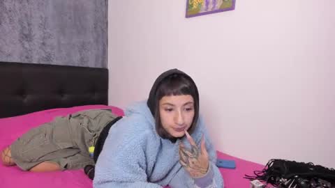 Snapshot of vandalovee chatting on March 1, 9:29 am Babi Alu online show from March 1, 9:29 am