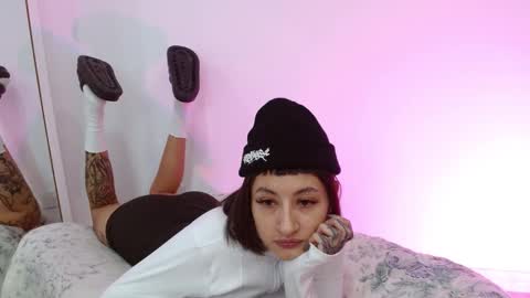 Snapshot of vandalovee chatting on February 10, 5:03 am Babi Alu online show from February 10, 5:03 am