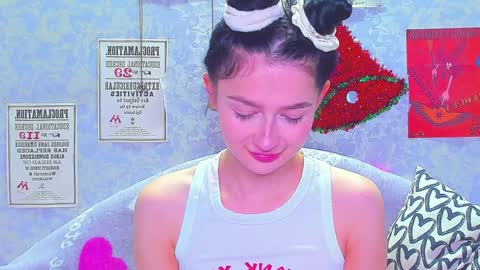 Snapshot of vanessa_florence chatting on December 22, 1:23 am RUSSIAN BARBIE BABE online show from December 22, 1:23 am
