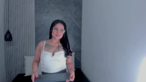 vanessamirren online show from October 5, 12:43 pm