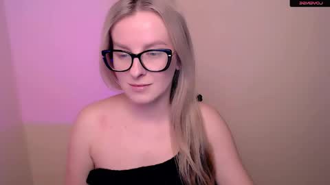 Mia online show from May 12, 3:30 pm